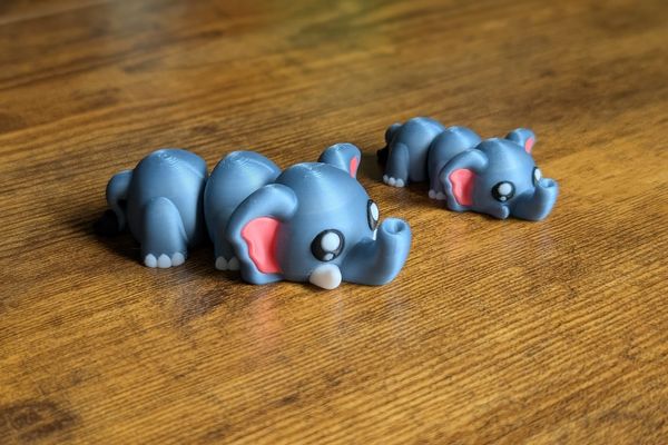Bewegliche Cute Flexi Maker-Elefanten in Grau mit rosa Ohren